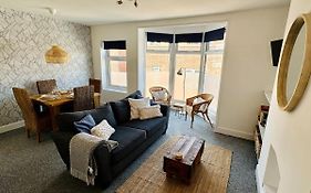 Beautiful Apartment - Moments From The Sea